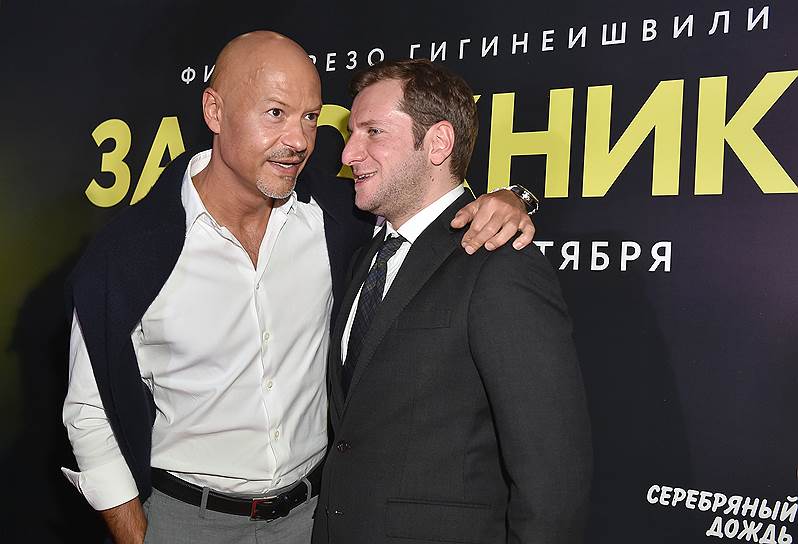 Продюсер, режиссер Федор Бондарчук (слева) и режиссер Резо Гигинеишвили на премьере фильма «Заложники» в Московском Доме кино.