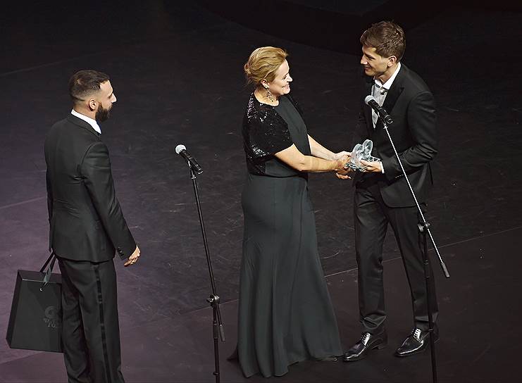 Слева направо: рэпер L&#39;One, режиссер Кантемир Балагов и актриса Анна Михалкова во время вручения премии «Человек года» по версии журнала GQ в концертном зале «Барвиха Luxury Village». 
