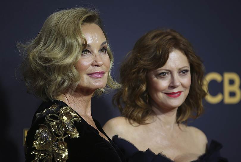 Джессика Лэнг (слева) и Сьюзен Сарандон были номинированы за исполнение главных ролей в мини-сериале «Вражда», повествующем о соперничестве  актрис Джоан Кроуфорд и Бетт Дэвис. Награда досталась Николь Кидман («Большая маленькая ложь»)