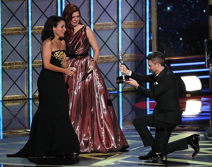 Дебра Мессинг и Крис Хардвик вручают награду лучшей комедийной актрисе Джулии Луис-Дрейфус («Вице-президент»)