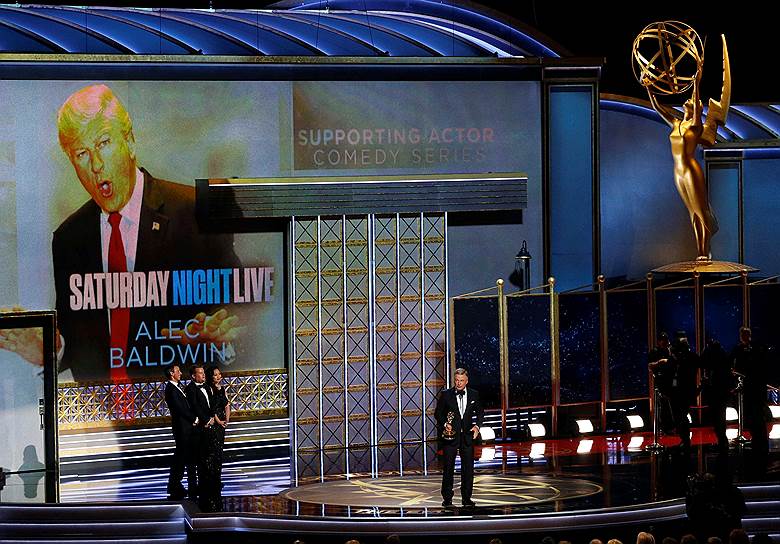 Актер Алек Болдуин стал обладателем премии «Эмми» за лучшую комедийную роль второго плана, исполнив пародию на президента США Дональда Трампа в телешоу Saturday Night Live