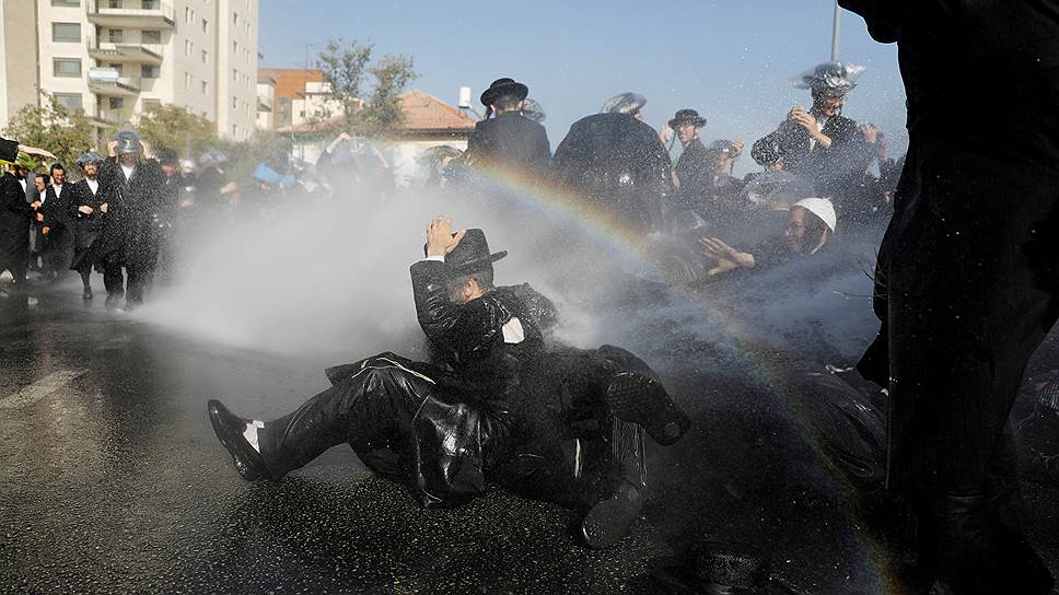 Иерусалим, Израиль. Шествие против принудительной службы в израильской армии закончилось столкновениями между ортодоксальными евреями и полицией
