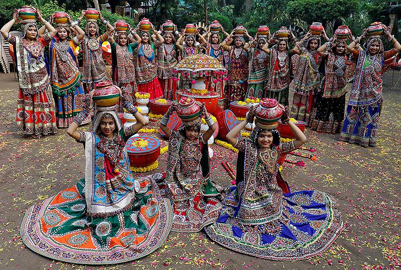 Ахмедабад, Индия. Женщины в национальной одежде перед исполнением традиционного народного танца Гарба