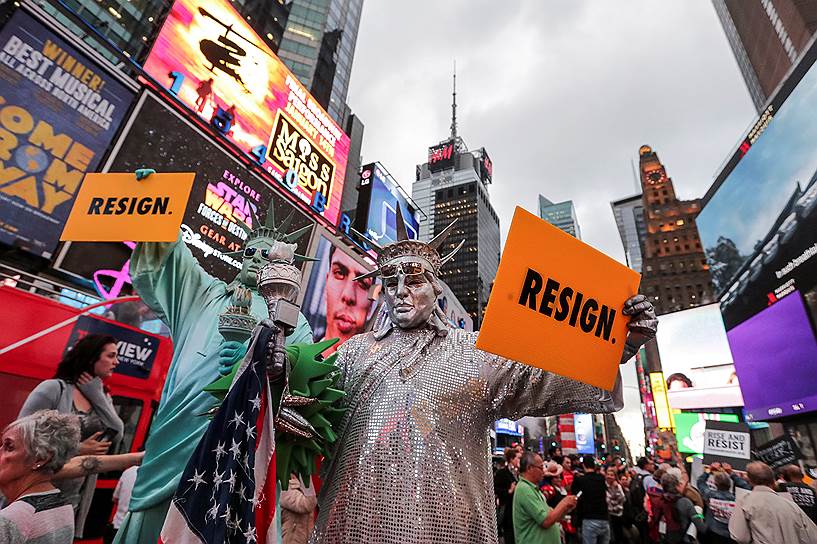 Нью-Йорк, США. Активист в костюме Статуи Свободы принимает участие в акции против расизма
