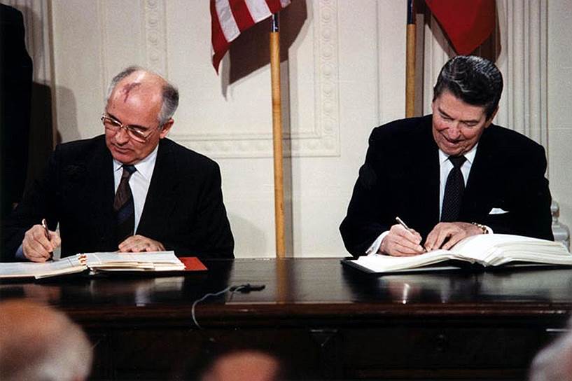 Подписание Договора о ликвидации ракет средней и меньшей дальности в 1987 году генсеком КПСС Михаилом Горбачевым и президентом США Рональдом Рейганом 