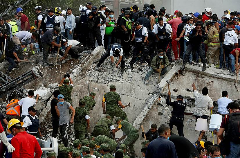 Мехико, Мексика. Солдаты, спасатели и местные жители разбирают завалы после землетрясения