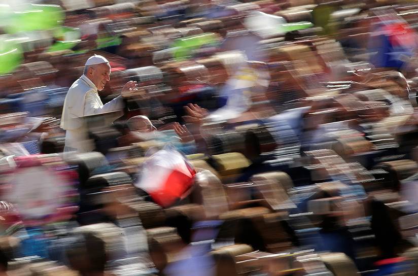 Ватикан. Папа римский Франциск готовится обратиться к верующим на площади Святого Петра