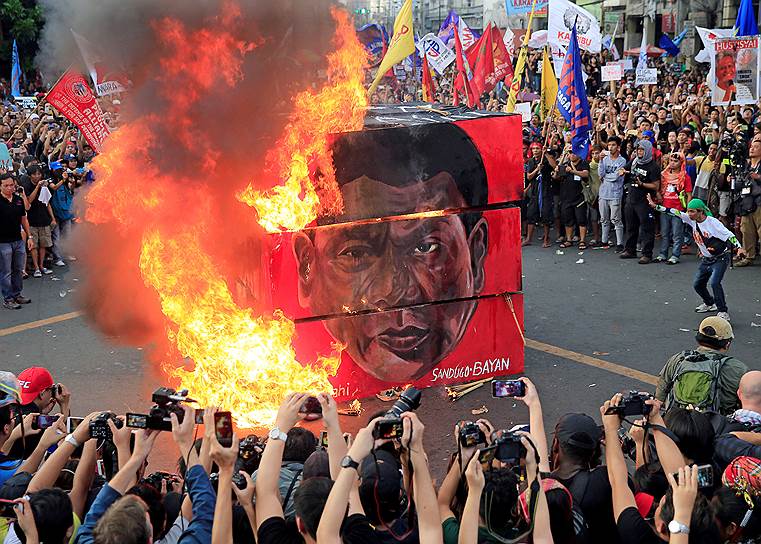 Манила, Филиппины. Протестующие сжигают куб с изображением президента Родриго Дутерте во время протестов около президентского дворца