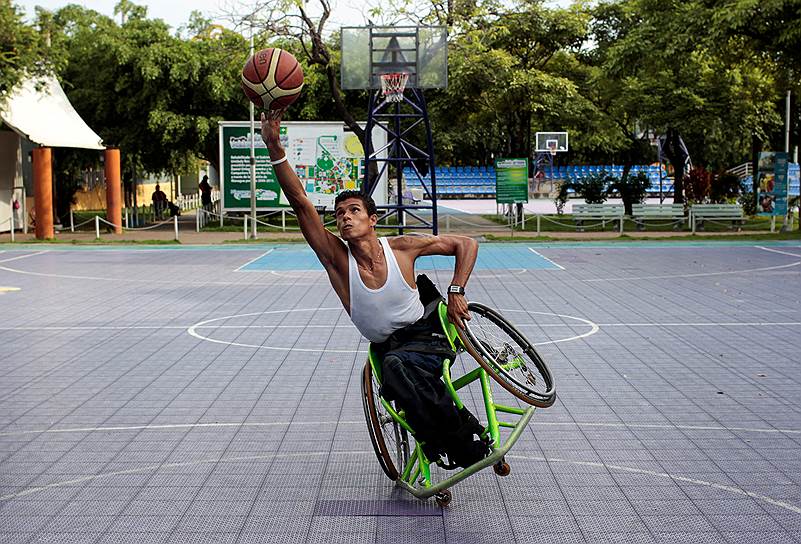 Манагуа, Никарагуа. Член баскетбольной команды для инвалидов на тренировке