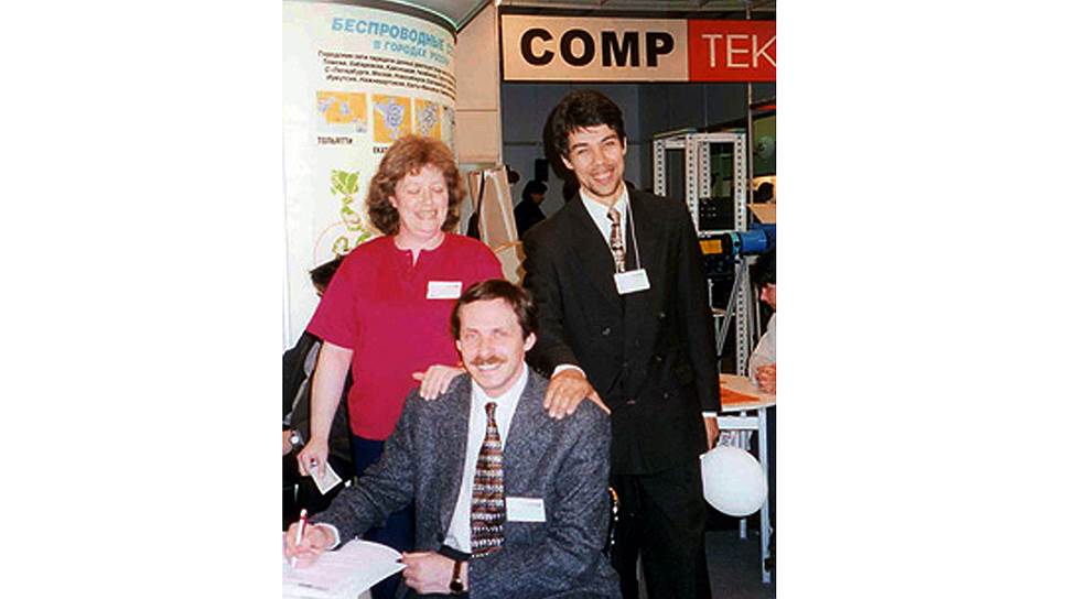 Основатели «Яндекса» Илья Сегалович (справа), Аркадий Волож (сидит), Елена Колмановская (слева) в офисе компании в октябре 1997 года