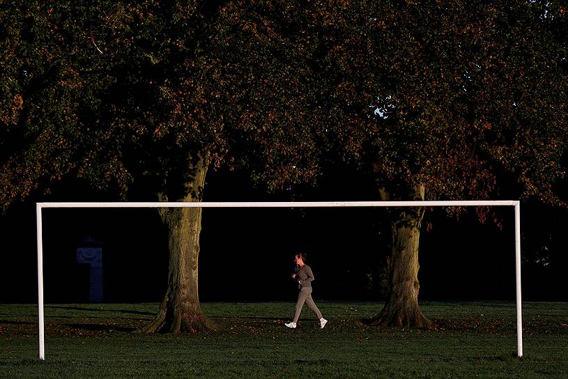 Лестер, Великобритания. Женщина на пробежке в парке