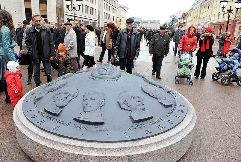 В ноябре 2010 года на бульваре имени Гагарина в Брянске появился барельеф Константина Циолковского, на котором ошибочно было написано «Эдуард Циолковский». Кроме того, на доске с Альбертом Эйнштейном на той же аллее фамилия ученого выглядела как «Энштеин»