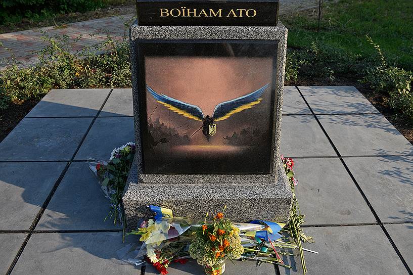 В августе 2017 года в Киеве произошел скандал с памятником бойцам АТО. На постаменте изображен воин с крыльями, раскрашенными в цвета украинского флага. Отмечалось, что картинка имеет сильное сходство с постером популярной видеоигры Diablo III