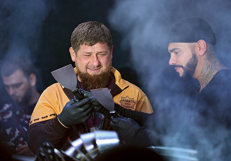 Глава Чечни Рамзан Кадыров (слева) и рэпер Тимати на открытии ресторана сети &lt;a href=&quot;/doc/3247913&quot;>Black Star Burger в Грозном&lt;/a>