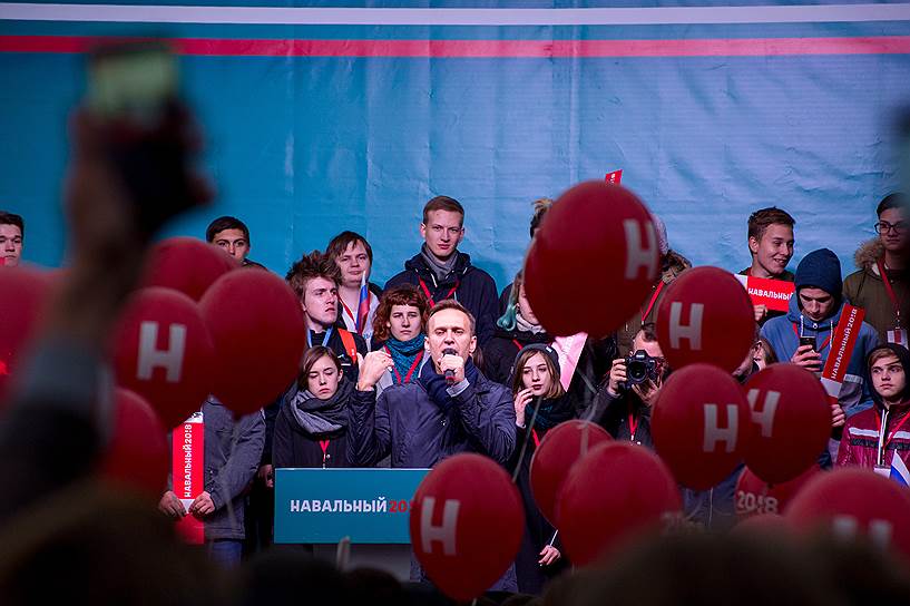 Основатель Фонда борьбы с коррупцией Алексей Навальный (в центре в нижнем ряду)