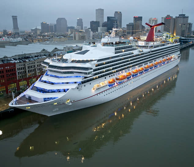 В 1996 году судно Carnival Destiny стало первым лайнером с валовой вместимостью свыше 100 тыс. тонн, превзойдя по этому параметру Queen Elizabeth, удерживавшего рекорд с 1940-го. Корабль длиной 272 м и шириной 35,5 м вмещает до 3 тыс. пассажиров и 1 тыс. членов экипажа. В 2005-м на судне была проведена реконструкция, благодаря которой оно получило три бассейна, рестораны, ночные клубы, казино и спа-центр, а в рамках капитального ремонта 2013 года там появился аквапарк с гоночной тематикой. Тогда же лайнер переименовали в Carnival Sunshine. Проект корабля послужил прообразом для еще восьми судов компании Carnival
