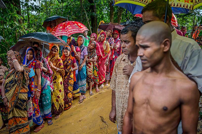 Кокс-Базар, Бангладеш. Индусские беженцы из Мьянмы в очереди за гуманитарной помощью