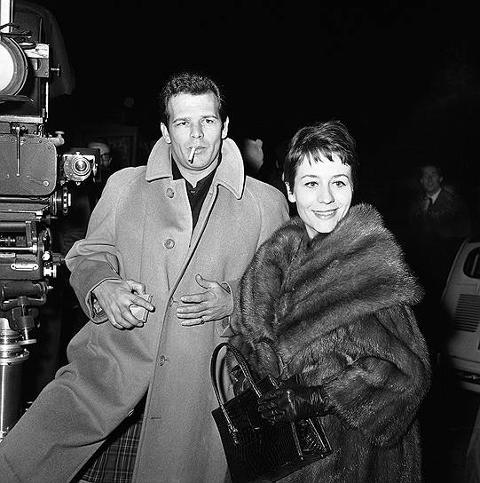 В 1960 году на съемках фильма «Рокко и его братья» итальянский актер Ренато Сальватори познакомился с французской актрисой Анни Жирардо. 6 января 1962 года пара поженилась, в браке родилась дочь Джулия. Однако, по словам Жирардо, ее супруг не был образцом идеального мужа — злоупотреблял спиртным