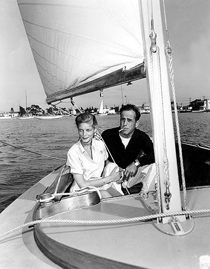 В 1944 году 19-летняя американская актриса Лорен Бэколл познакомилась со своим партнером по фильму «Иметь и не иметь» Хамфри Богартом, которому на момент съемок было 45 лет. Ради избранницы Богарт развелся со своей супругой. 21 мая 1945 года актеры поженились, в браке родилось двое детей. После смерти супруга Бэколл вступила в брак с другим актером — Джейсоном Робардсом, однако из-за его алкоголизма их брак распался