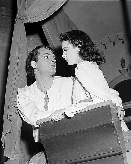 В 1936 году на съемках фильма «Пламя над Англией» вспыхнул роман между британскими актерами Лоуренсом Оливье и Вивьен Ли, которые на тот момент состояли в браках. Только в 1940 году их супруги дали разрешение на развод и актеры смогли пожениться. В 1950-е годы Вивьен Ли страдала нервными срывами, которые сопровождались вспышками гнева. Беспокойное поведение Ли вкупе с изменами негативно сказывались на супружеской жизни. В декабре 1960 года пара развелась