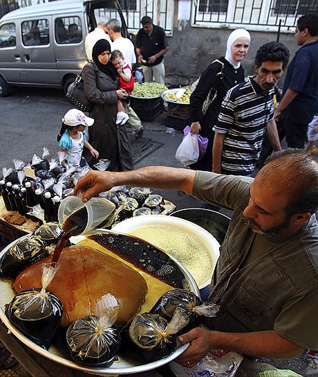 Мужчина в Дамаске делает сироп из лакрицы, 2010 год