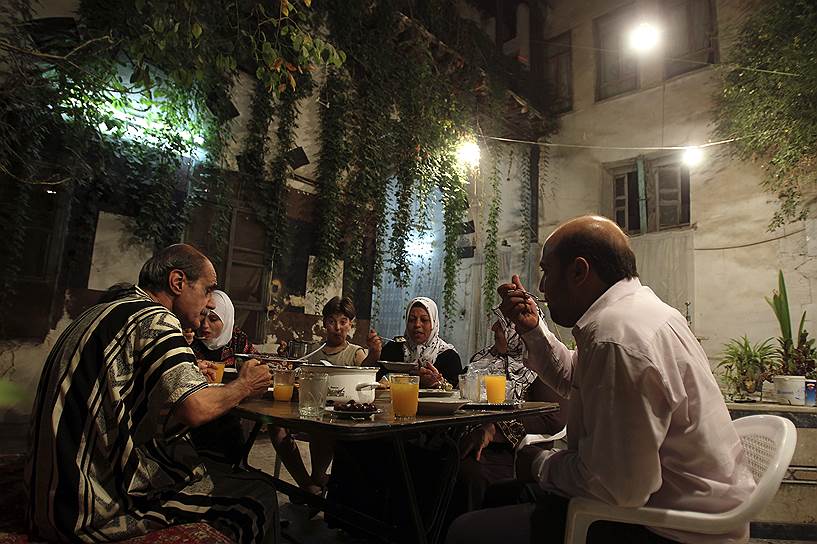 Сирийская семья ужинает в своем дворе, 2010 год