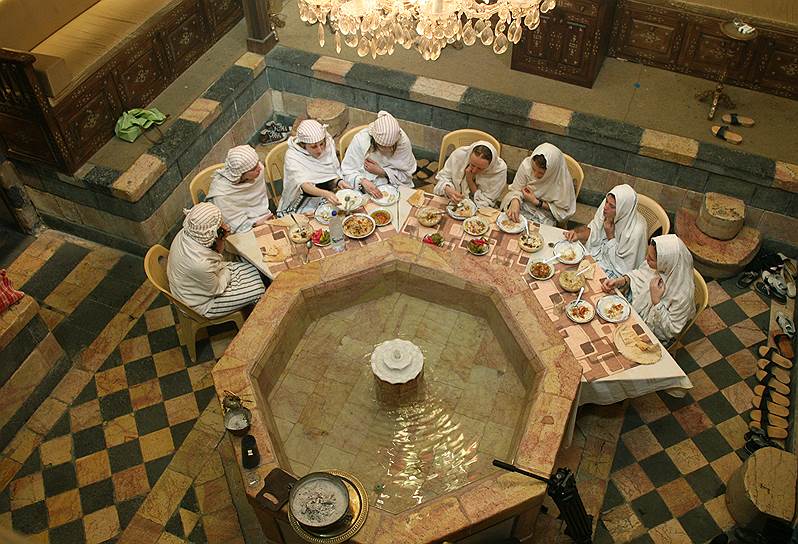 Иностранные туристки в Дамаске завтракают в бане времен династии Айюбидов (XII век), 2009 год