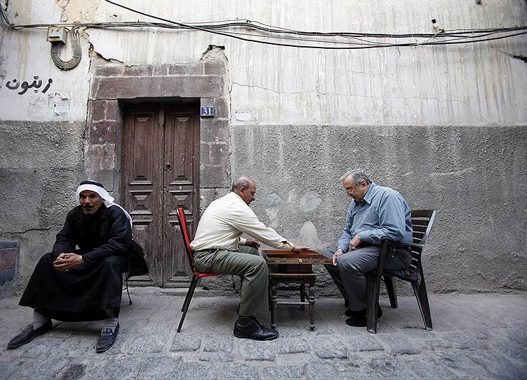 Мужчины в Дамаске играют в нарды, 2009 год