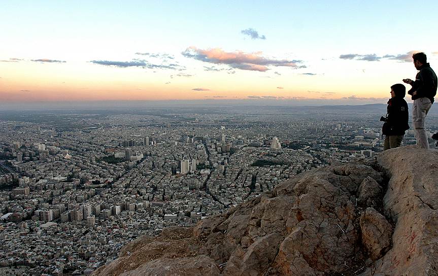 Туристы на горе Кассион любуются Дамаском, 2005 год