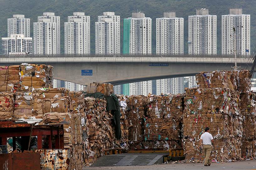 Гонконг. Подготовка макулатуры к отправке в Китай  