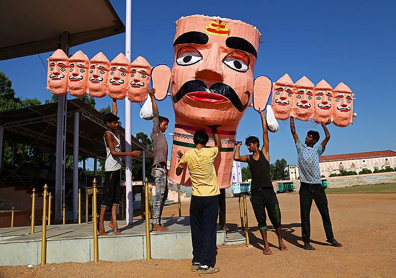Аджмер, Индия. Рабочие несут голову Равана, повелителя ракшасов и мифического владыки острова Ланка