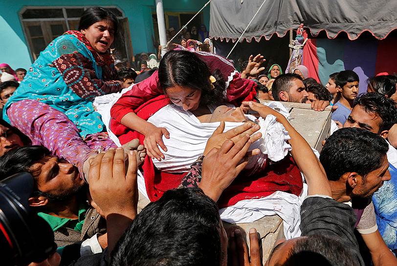 Кашмир, Индия. Женщина оплакивает убитого боевиками солдата погранслужбы