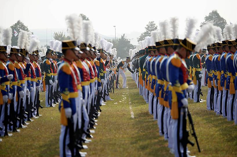 Пхёнтхэк, Южная Корея. Осмотр внешнего вида военнослужащих перед парадом в честь 69-летия армии Южной Кореи