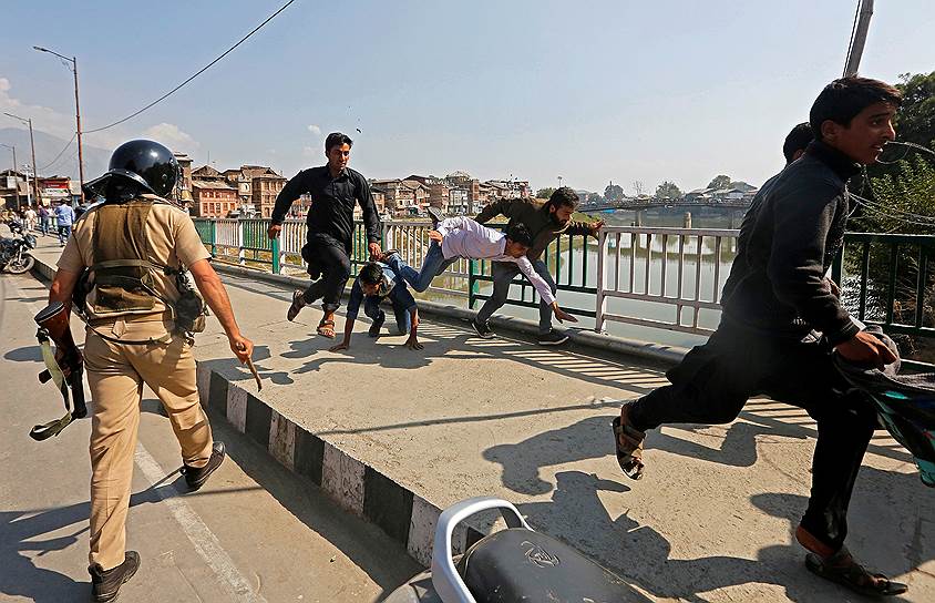 Сринагар, штат Джамму и Кашмир, Индия. Мусульмане убегают от полиции после попытки поучаствовать в мероприятии, посвященному поминовению шиитских мучеников