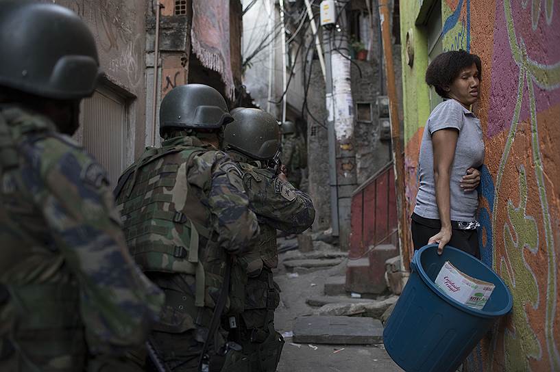 Рио-де-Жанейро, Бразилия. Военные патрулируют фавелы после перестрелок