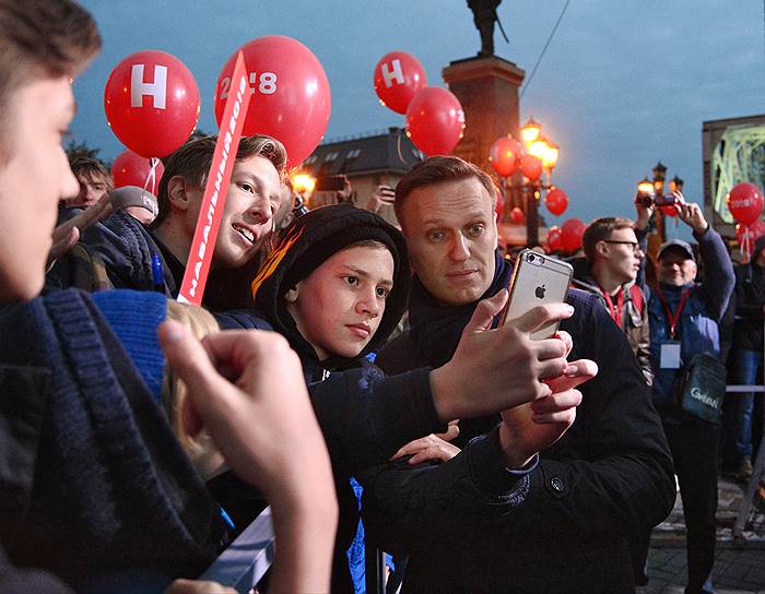 Оппозиционер Алексей Навальный (справа)