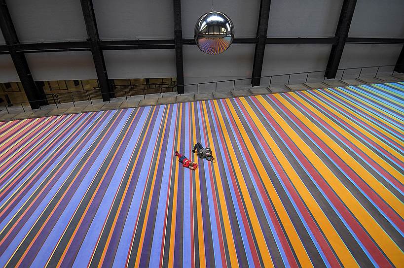 Лондон, Великобритания. Посетители инсталляции датского арт-коллектива Superflex в галерее Тейт лежат на ковре