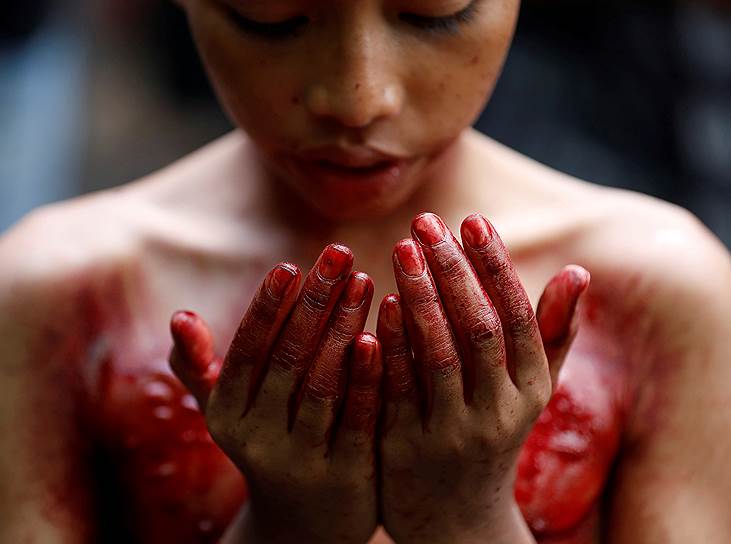 Янгон, Мьянма. Мусульманский мальчик после самоистязания во время религиозного фестиваля, приуроченного к Ашуре (день поминовения шиитских мучеников)