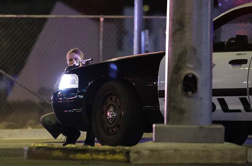 Лас-Вегас, США. Полиция во время перестрелки у гостиницы Mandalay Bay, во время которой погибли более 50 человек
