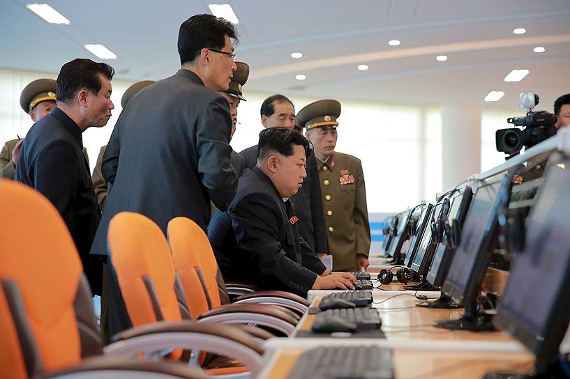 Глава КНДР Ким Чен Ын (в центре)
