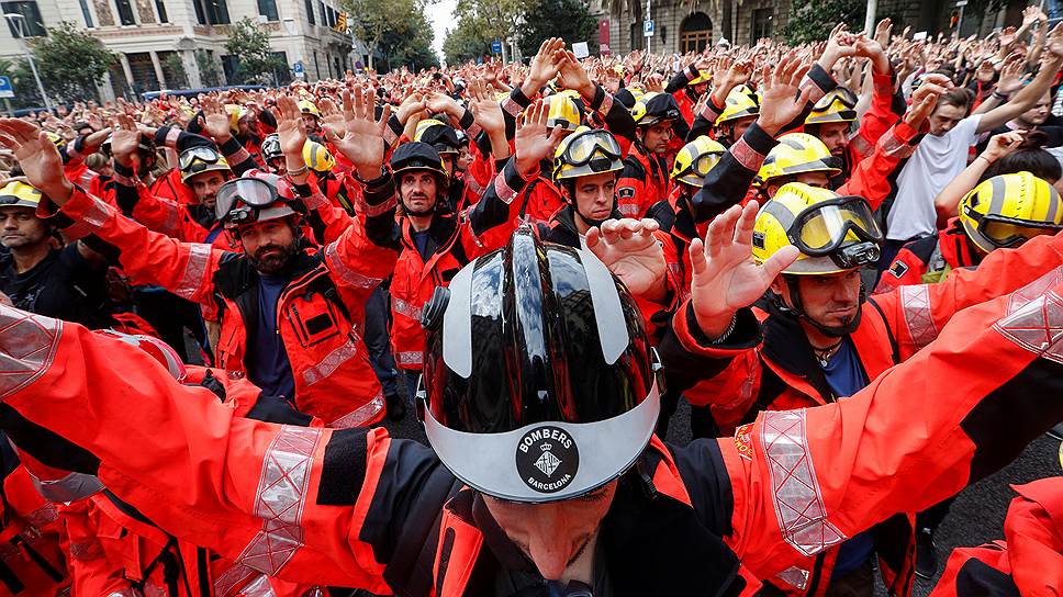 Барселона, Испания. Пожарные на акции против срыва референдума о независимости Каталонии