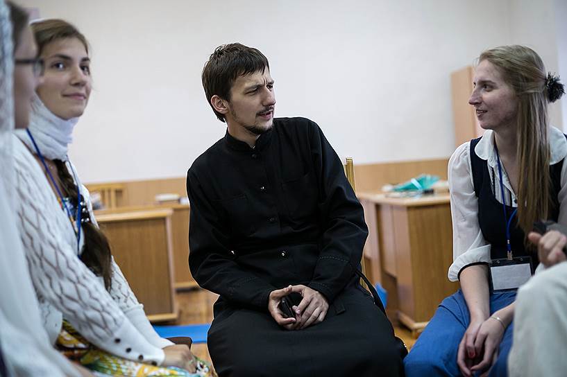 Священник из Минска Александр Кухта при изготовлении роликов явно берет пример с самого известного интервьюера рунета Юрия Дудя