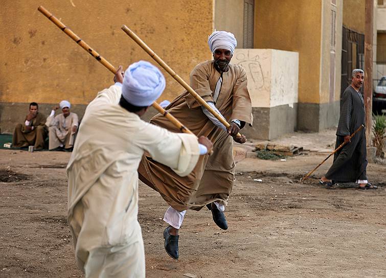 Сохаг, Египет. Мужчины упражняются в традиционном боевом искусстве тахтиб