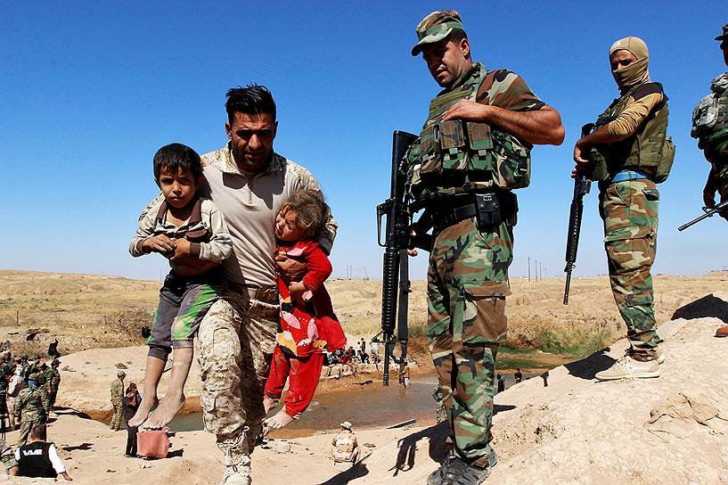 Киркук, Ирак. Курдские вооруженные силы помогают людям, бежавшим из своих домов после наступления иракской армии на «Исламское государство» (организация запрещена в России)