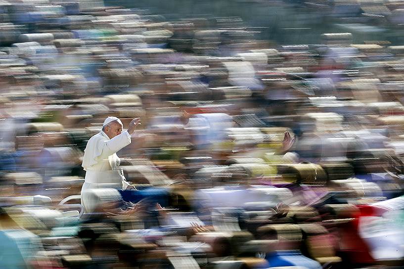 Площадь Святого Петра, Ватикан. Папа римский Франциск прибывает на свою еженедельную генеральную аудиенцию 