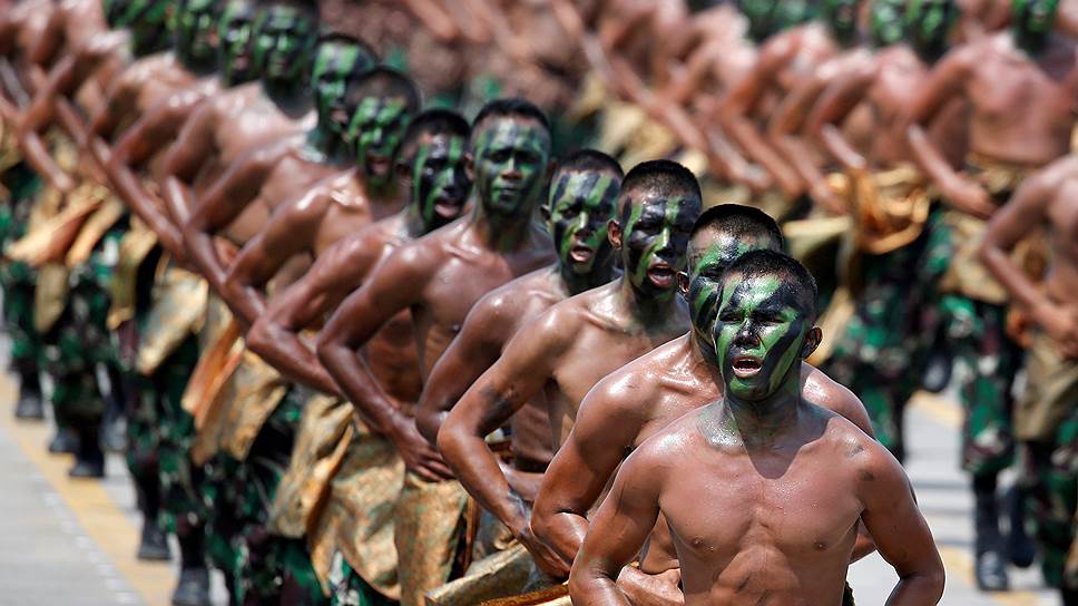 Чилегон, Индонезия. Праздничный парад в честь 72-летия  армии страны