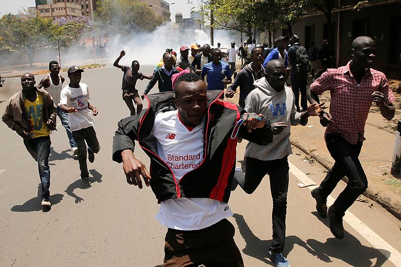 Найроби, Кения. Полиция использует слезоточивый газ для разгона демонстрантов, призывающих уволить членов избиркома