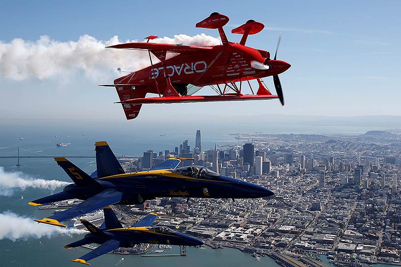 Cан-Франциско, США. Показательный полет пилотажной  группы военно-морских сил «Голубые Ангелы» в рамках Недели флота