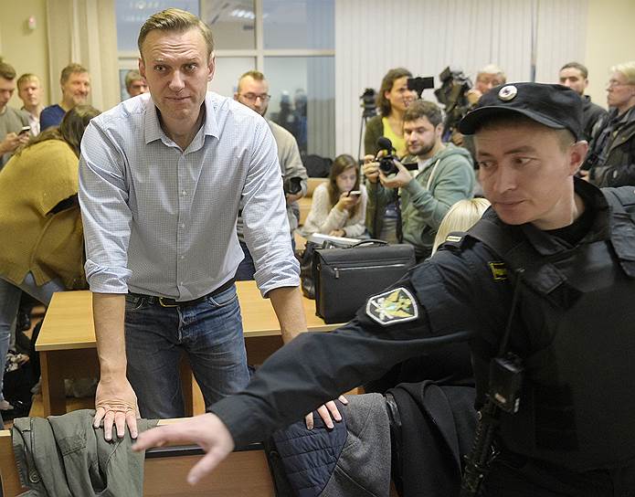 2 октября. Суд арестовал Алексея Навального на 20 суток, признав виновным в повторном нарушении порядка проведения митингов. 6 октября полиция провела обыск в его московском штабе
