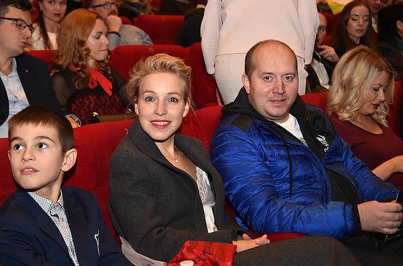 Актеры Мария Шалаева (вторая слева) и Сергей Бурунов (второй справа) на премьере фильма «Салют-7» в кинотеатре «Октябрь»